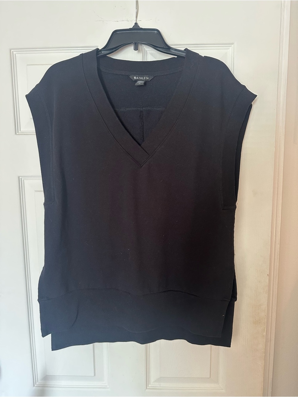 Athleta Black V-Neck Sleeveless Pullover Top